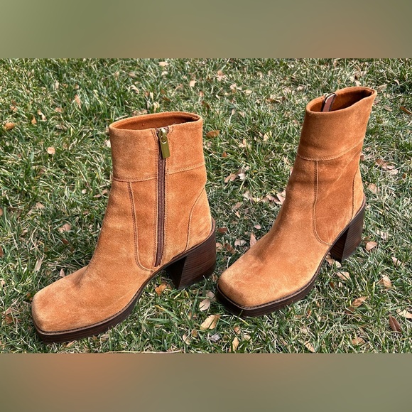 ASOS DESIGN Wide Fit Region Tan Suede Mid-Heel Platform Ankle Boots - Picture 13 of 16